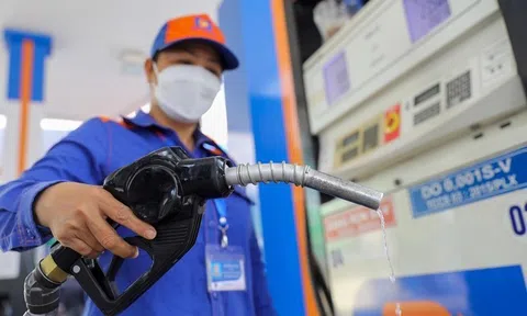 Giá xăng tăng, giá dầu giảm nhẹ từ chiều nay