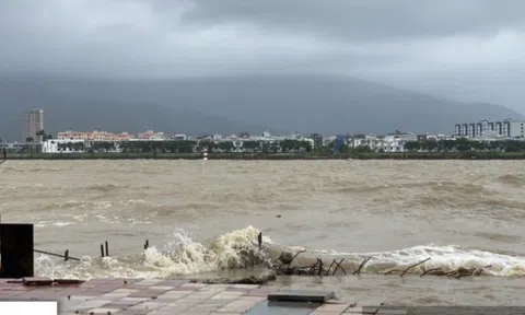Hiện tượng lạ nước sông Hàn ở Đà Nẵng chảy ngược trước bão số 12: Vì sao?