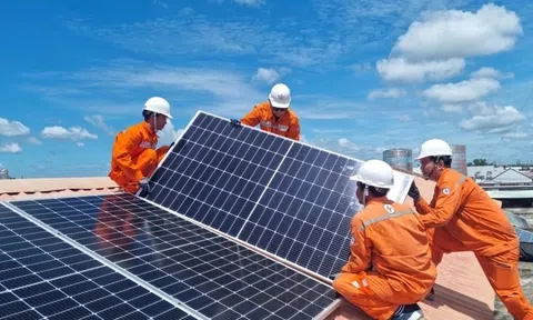 Đề xuất bỏ quy định người dân lắp điện mặt trời mái nhà phải báo với EVN