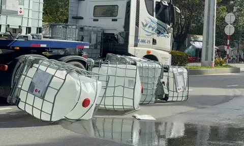 4 thùng chất lỏng đổ ra đường sau sự cố giao thông khiến người dân đau đầu, buồn nôn