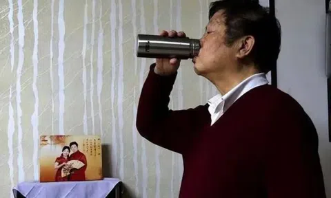 Thức dậy giữa đêm uống nước, người đàn ông 59 tuổi tử vong sau 5 ngày: Bác sĩ cảnh báo 4 thói quen tưởng vô hại nhưng cực nguy hiểm