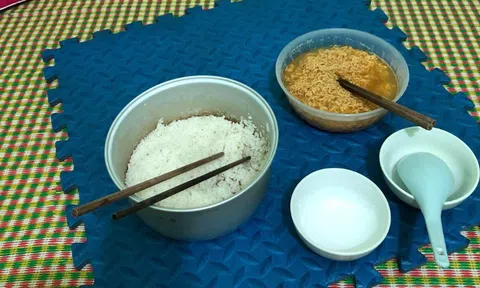 Bức ảnh cơm chan mì tôm của cặp vợ chồng thất nghiệp