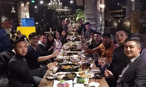 Đi họp lớp, ai cũng khoe thu nhập tiền tỷ, người bạn nghèo nhất nói một câu khiến tất cả câm nín