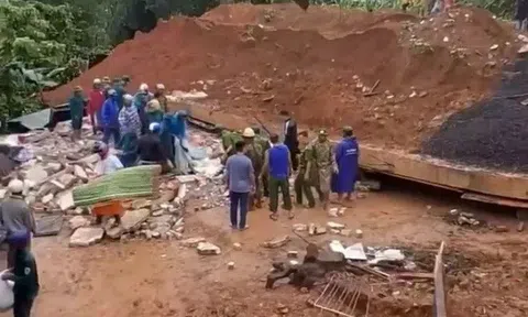 Tường nhà đang xây đổ sập vào nhà hàng xóm, hai cha con tử vong, 3 người bị thương