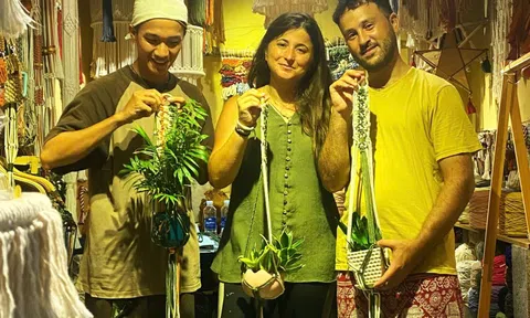 Người dân Đà Nẵng chung tay dọn rác sau bão, làm sạch môi trường