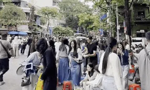 Công an dẹp hàng cốm lấn chiếm hè phố Nhà Thờ, các "nàng thơ" chạy toé khói