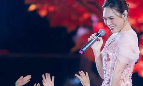 Hà Kiều Anh tự hào về con gái xinh đẹp, Mỹ Tâm xinh đẹp tuổi 44