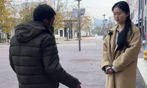 Nữ sinh mời bạn đi ăn hết 74 triệu, người cha đến nơi thì bật khóc: "Đây là học phí 1 năm của em trai con!"