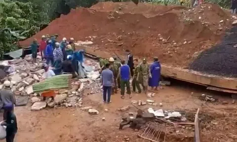 Tường nhà đang xây đổ sập vào nhà hàng xóm, hai cha con tử vong, 3 người bị thương