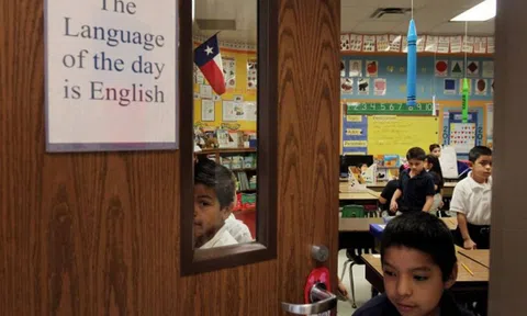 Từ năm 2025, học sinh Việt Nam bắt buộc học ngôn ngữ này từ lớp 1: Gen Alpha sắp nói tiếng nước ngoài ngay khi biết bảng chữ cái!