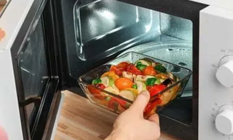 Hâm nóng rau bằng lò vi sóng, nên hay không?
