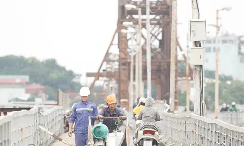 Cầu Long Biên được quây tôn, hạn chế lưu thông để trùng tu