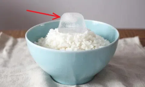 Thường hâm cơm nguội bằng lò vi sóng, tôi hối hận vì 30 năm cuộc đời không biết cách này sớm hơn