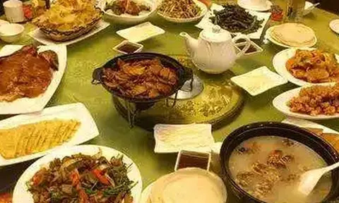 Đi họp lớp, bữa ăn tốn hơn 3 triệu: Chứng kiến hành động của bạn cũ khi ấy, tôi thề sẽ không bao giờ có lần sau