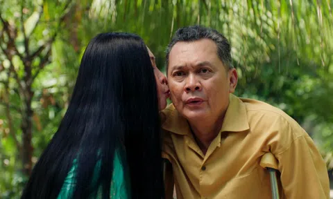 NSƯT Hữu Châu hết hồn vì nụ hôn của NSND Hồng Vân