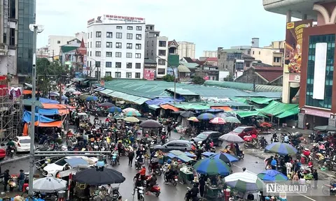 Lòng đường bị “nuốt chửng”, tuyến phố trung tâm Tp. Vinh thành điểm nóng lấn chiếm