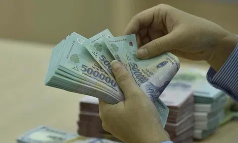 Chính phủ xem xét tăng lương sớm, Ngân hàng Nhà nước siết kiểm tra hoạt động mua bán ngoại tệ