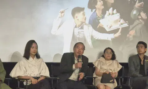 Nghệ sĩ Ái Như thấy thú vị khi "nằm" trong... quan tài