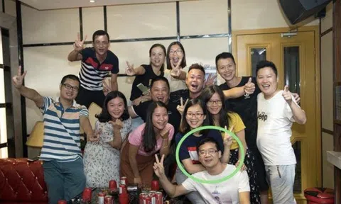 Đi họp lớp, người bạn giàu nhất phát cho mỗi người 1 phong bì: Về đến nhà tôi mở ra mà sững sờ với thứ bên trong