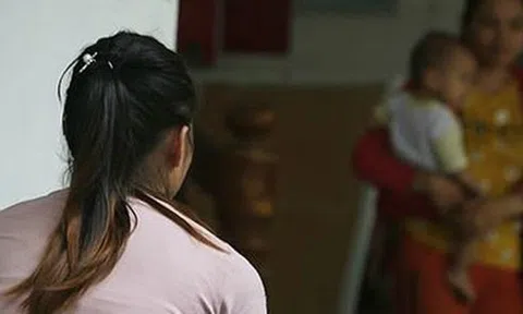 2 giờ đêm đi qua phòng mẹ chồng vẫn còn sáng đèn tôi mới hiểu tại sao từ lúc bà ở cùng, nhà lúc nào cũng bừa bộn