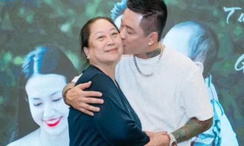 Ca sĩ Tuấn Hưng hủy 2 show diễn ở châu Âu, bay về khẩn cấp vì mẹ bệnh nặng