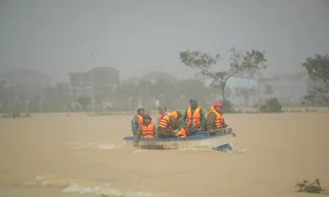 Huế: 4 người bị lũ cuốn mất tích, chính quyền phát cảnh báo khẩn