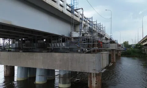 'Thần đèn' nâng cây cầu trên tuyến huyết mạch TPHCM lên 1,25 m