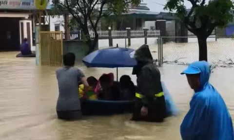Hà Tĩnh: Di dời khẩn cấp hàng trăm người do mưa lớn, nước tràn vào nhà dân