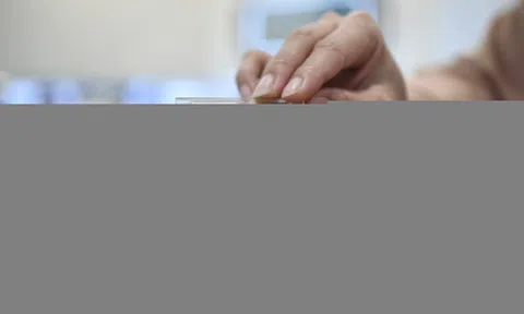 Vì sao giá vàng trong nước đắt hơn thế giới cả chục triệu đồng?