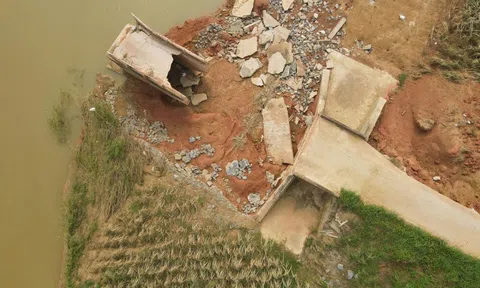 Thanh Hóa: Cầu tan tành sau bão, học sinh phải đi vòng 8km đến trường