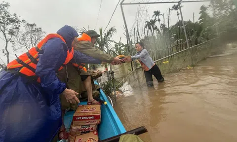 Hàng ngàn nhà dân ở Hà Tĩnh vẫn bị nước lũ bủa vây