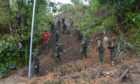 Bộ đội băng rừng, mở đường cứu trợ người dân vùng sạt lở ở Quảng Ngãi