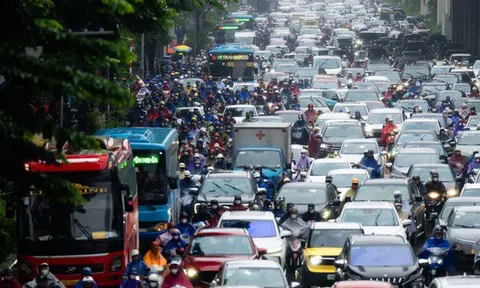 Hà Nội mưa lạnh 18 độ C ngày đầu tuần, người dân co ro giữa dòng xe ùn tắc