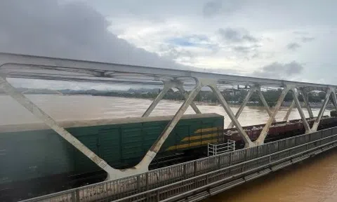 Đường sắt điều hàng loạt tàu trấn giữ cầu Bạch Hổ, Dã Viên ở Huế