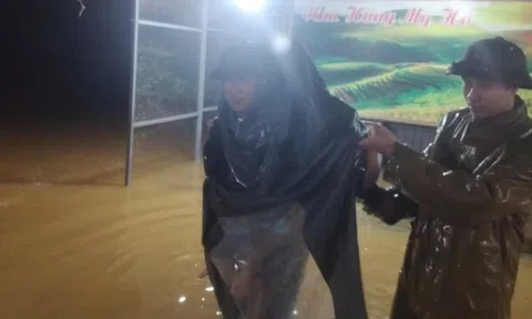 Mưa lớn, triều cường dâng nhanh, người dân Hà Tĩnh trắng đêm chạy lũ