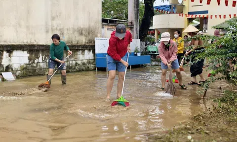 Một tuần 3 lần dọn bùn đất trong nhà, người dân Quảng Ngãi chật vật chống lũ