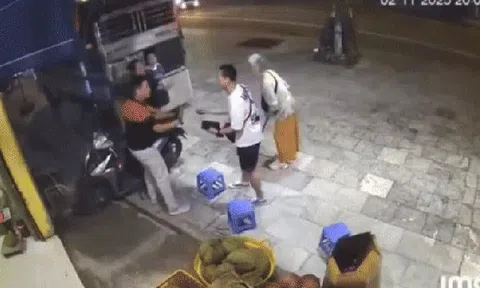 Khách Hàn Quốc cố dúi 13 triệu đồng vào tay người đàn ông Việt: Tiết lộ câu chuyện phía sau