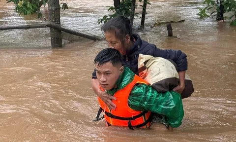 Ấm áp tinh thần dân tộc, nghĩa đồng bào trong mưa lũ