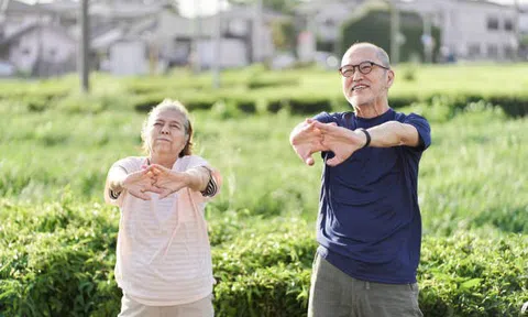 Khi bạn đến tuổi 60, cách tốt nhất để sống khoẻ, kéo dài tuổi thọ không phải tập thể dục nhiều mà là 4 thói quen này