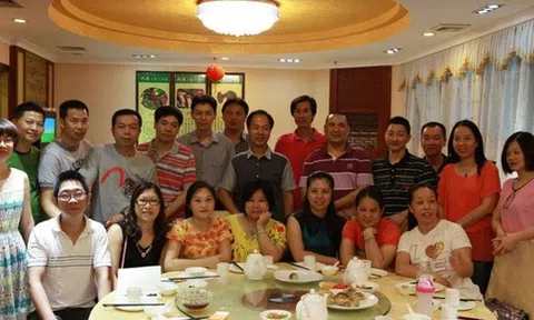 Đi họp lớp, lớp trưởng "thưởng nóng" gần 370 triệu cho cả nhóm: Sáng hôm sau vợ anh nhắn 1 câu khiến ai cũng đứng hình!