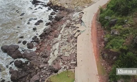 Ảnh: Tuyến đường ven biển bị sóng xé nát, hư hỏng nặng sau bão