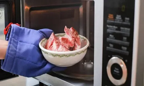 Rã đông thịt đừng dùng lò vi sóng mà thử 1 mẹo cực nhanh, chưa đến 5 phút thịt tươi ngon còn không bị ám mùi tanh