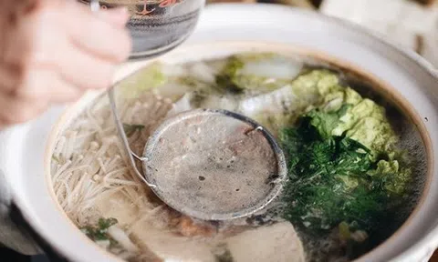 Bọt nổi trên nồi lẩu, thịt luộc là chất bẩn hay chất bổ? Chuyên gia: Ăn được hay không chỉ nhìn 1 điểm