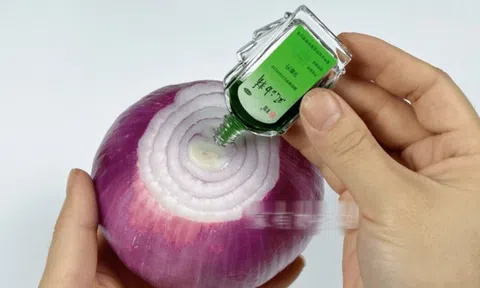 Nhỏ vài giọt dầu gió vào củ hành tây, tưởng nghịch dại ai ngờ hiệu quả hơn cả "vàng mười"