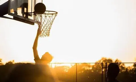 Chàng trai 28 tuổi 2 lần đột quỵ trên sân bóng rổ