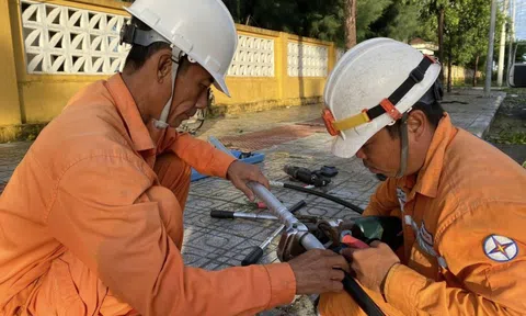 Miền Trung: Hơn 1,6 triệu khách hàng bị mất điện do ảnh hưởng bão số 13