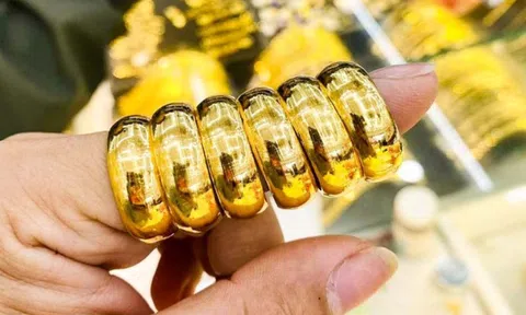 Người phụ nữ đem gần 14 chỉ vàng đi bán đúng ngày giá cao, cửa hàng lạnh lùng thông báo: "Đúng số sê ri nhưng vàng của bà là giả"