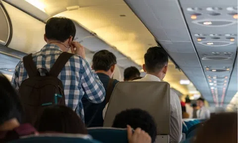 Ngủ suốt chuyến bay 14 tiếng, người đàn ông mắt tổn thương nặng khi vừa hạ cánh