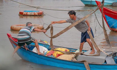 Đắk Lắk: Ngư dân tất tả đưa tàu, thuyền lên bờ tránh bão số 13