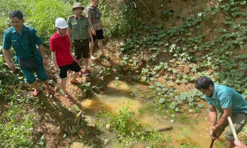 Sạt lở nghiêm trọng, đường vào làng du lịch Quảng Ngãi bị vùi lấp